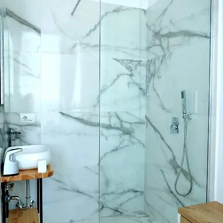 Nili Deluxe ホテル Sarandë